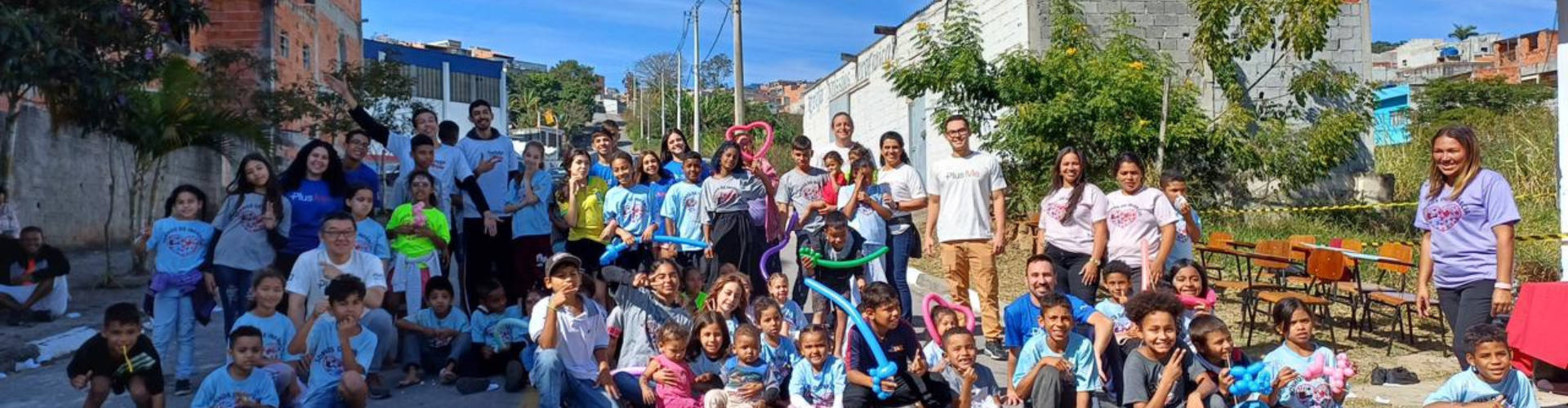 Crianças e voluntários da ONG Sonhos de Infância reunidos em Suzano, SP