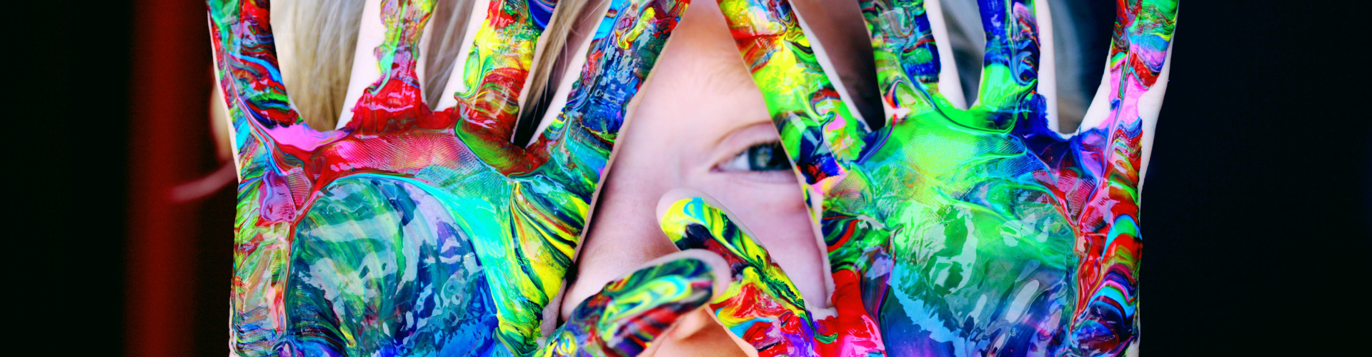 Criança com rosto pintado de cores — Projeto Cultura